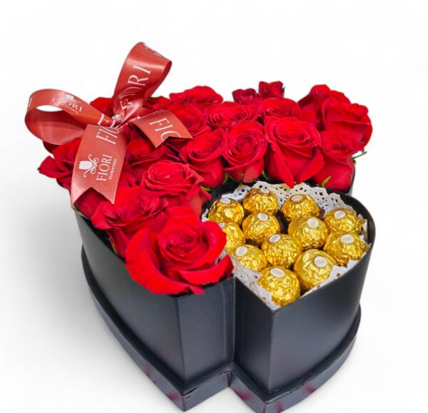 S-6 Caja Corazón, 20 Rosas, Chocolates Ferrero y Moño.