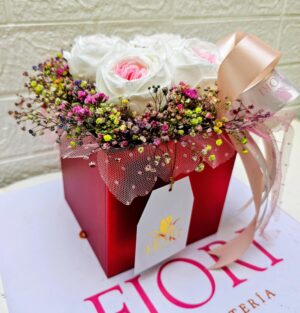 E-4 Caja 4 Rosas Inglesas Preservadas, Follaje Natural & Caja Roja.