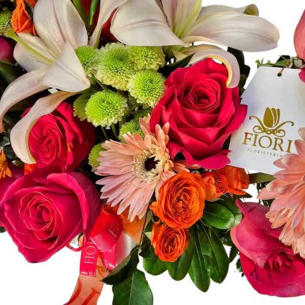 A-26 Arreglo Rosas Premium, Lilis, Gerberas, Mini rosas, follajes verdes & Margaritas en Base Cerámica. - Image 2