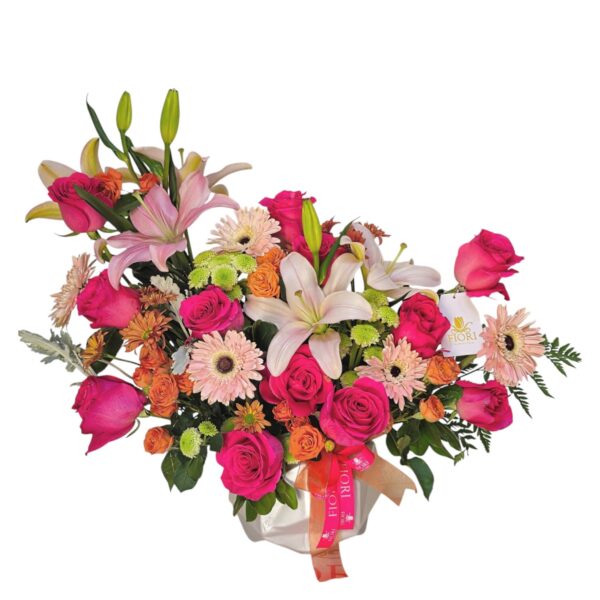 A-26 Arreglo Rosas Premium, Lilis, Gerberas, Mini rosas, follajes verdes & Margaritas en Base Cerámica.